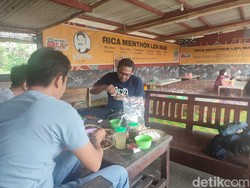 Huaah! Nikmatnya Disengat Pedas Gurih Rica Menthok Lek Man
