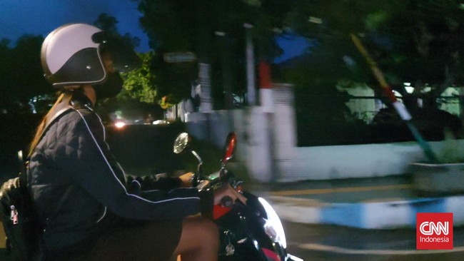 Sebelum mulai bekerja, para pegawai Disdikbud NTT mengikuti olahraga pagi, renungan, hingga melakukan aksi kebersihan di lingkungan kantor.