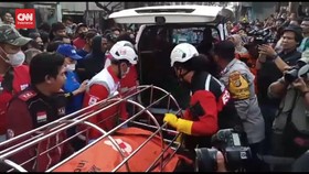 VIDEO: Petugas Evakuasi Jenazah Ibu-Anak Berpelukan