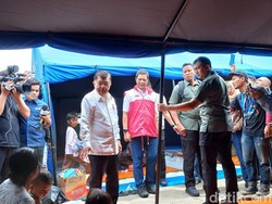 Jusuf Kalla Tinjau Pengungsi Korban Kebakaran Depo BBM Plumpang