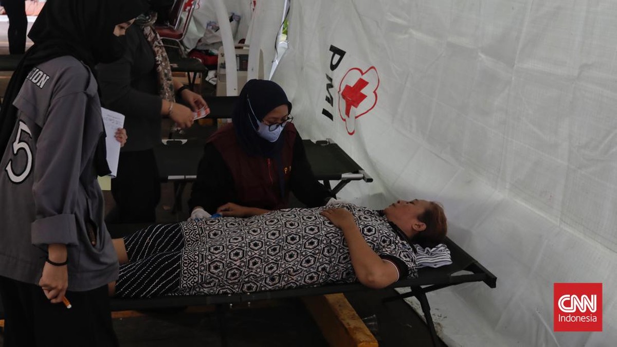 FOTO: Yang Mengungsi di Posko PMI Usai Kebakaran Depo Plumpang