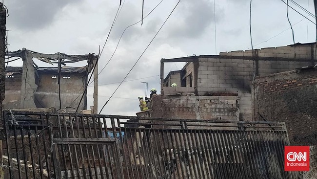 Warga Tanah Merah Bawah panik saat asap muncul kembali di permukiman selepas kebakaran Depo Pertamina Plumpang, Jakarta Utara.