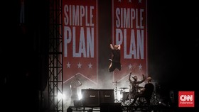 FOTO: Serunya Simple Plan dan Seurieus x Candil di Everblast
