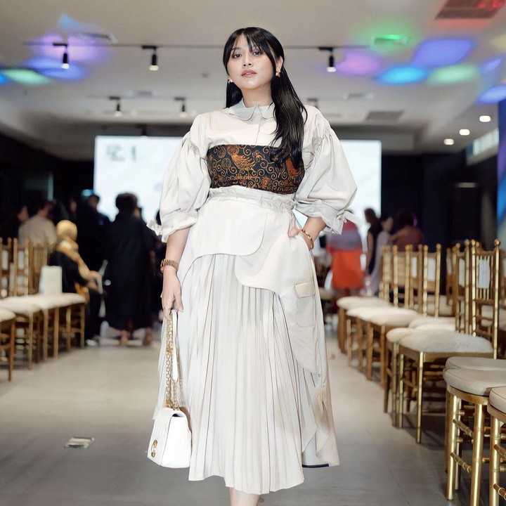 <p>Clarissa sukses menjalani diet ketat hingga berat badannya turun lebih dari 50 kg. Sebelum diet, wanita 28 tahun ini memiliki berat badan 140 kilogram (kg). (Foto: Instagram @clarissaputri_)</p>