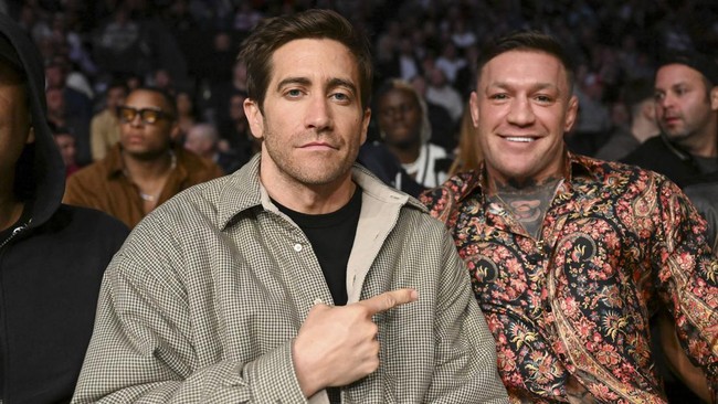 Penampilan Conor McGregor tanpa berewok saat menyaksikan UFC 285 di T-Mobile Arena membuat kaget netizen di media sosial.