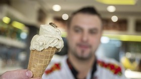 Berani Jilat Es Krim Topping Jangkrik?