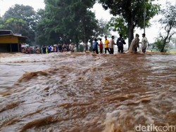 Curah Hujan Tinggi, Jalur Bondowoso-Jember Berubah Jadi Sungai