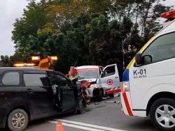Tabrakan Avanza Vs Ambulans di Pintu Gerbang Tol Amplas Medan