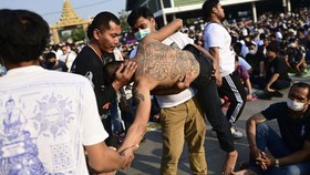 FOTO: Peserta Festival Tato Sakral di Thailand Kesurupan Massal