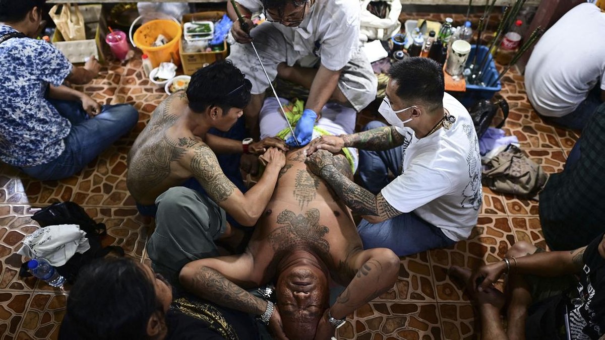 FOTO: Peserta Festival Tato Sakral di Thailand Kesurupan Massal