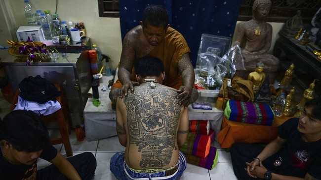 FOTO: Peserta Festival Tato Sakral di Thailand Kesurupan Massal