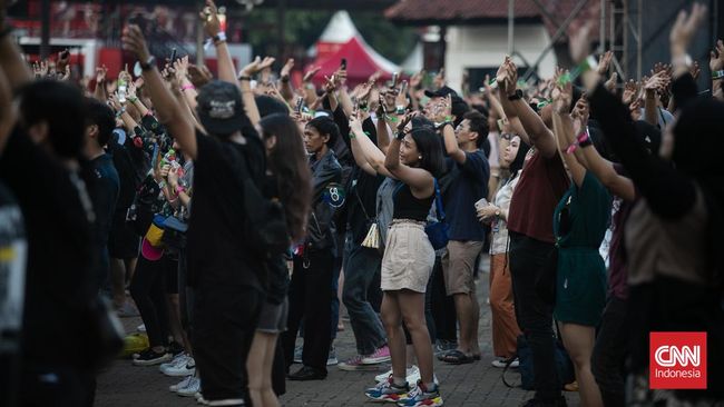 John Vesely membawakan Maybe dan Broken sebagai nomor awal yang dibawakan Secondhand Serenade di panggung Everblast Festival 2023.