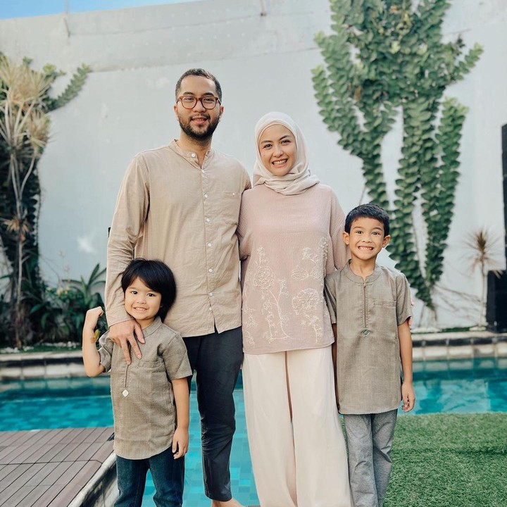 <p>Reva dan suami dikaruniai dua orang anak laki-laki yang tampan, Bunda. Anak pertamanya diberi nama Rihga Sadiwasakti Rabbani, kini dia sudah menginjak usia 7 tahun. Sedangkan anak keduanya yang saat ini berusia 4 tahun, bernama Rajendra Satya Razzani. (Foto: Instagram@vatemat)</p>