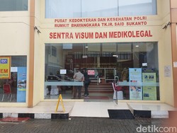 Keluarga Korban Kebakaran Depo Plumpang Datangi RS Polri Serahkan Data