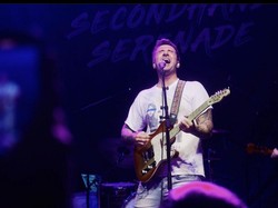 10 Lirik Lagu Secondhand Serenade untuk Sing Along di Konser Surabaya