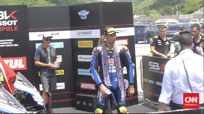 Toprak Razgatlioglu mendapat hadiah spesial dari fans berupa syal kain songket sasak usai menang Superpole Race WSBK Mandalika 2023.