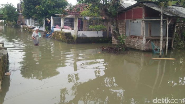 Warga Kalisari Bojonegoro menerobos air banjir luapan Bengawan Solo