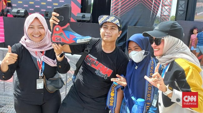 Seorang penonton WSBK Mandalika 2023 asal Mataram, Sunisa Fuji menangis usai mendapatkan sepatu dari pembalap Pata Yamaha Toprak Razgatlioglu, Minggu (5/3).