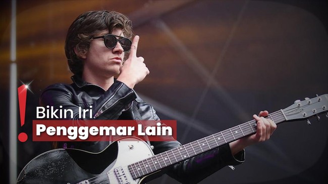 Ketemu di Bandara, Fans Indonesia Selfie Bareng Alex Turner 'Arctic Monkey'