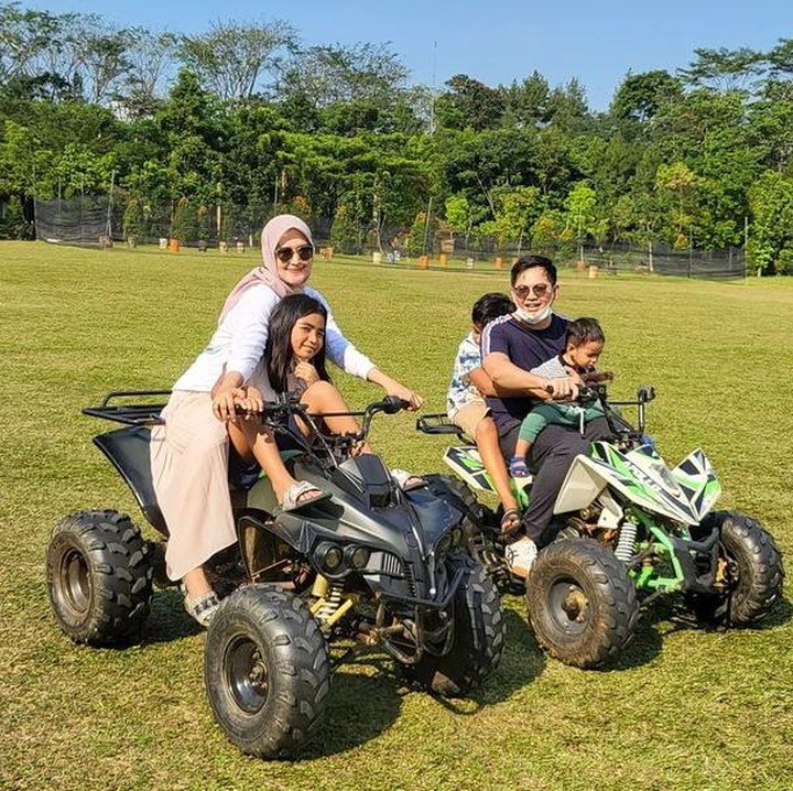 <p>Saat berlibur, kedua anak Tommy Kurniawan tampak sangat akrab ketika berbagi keseruan bersama ibu sambung mereka. Keharmonisan mereka turut didoakan oleh netizen. <em>"Smg rukun2 dan bahagia ya mas Tom,"</em> ucap akun @zalin*** (Foto: Instagram @tommykurniawann)</p>