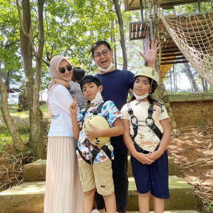 <p>Di sela-sela kesbukan, Tommy Kurniawan sering menyempatkan diri untuk mengajak istri dan anak-anak berlibur, Bunda. "Liburan terbaik bukanlah soal kemewahan, tetapi soal kebersamaan di tengah keluarga tercinta,<em>"</em> tulisnya di keterangan foto. (Foto: Instagram @tommykurniawann)</p>