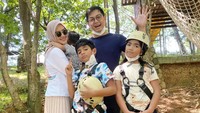 <p>Di sela-sela kesbukan, Tommy Kurniawan sering menyempatkan diri untuk mengajak istri dan anak-anak berlibur, Bunda. "Liburan terbaik bukanlah soal kemewahan, tetapi soal kebersamaan di tengah keluarga tercinta,<em>"</em> tulisnya di keterangan foto. (Foto: Instagram @tommykurniawann)</p>