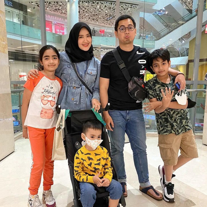 <p>Tommy Kurniawan kini telah membangun rumah tangga kembali usai bercerai. Ia menikah dengan Lisya Nurrahmi pada 2018 lalu. Dari pernikahan itu, ia dikaruniai putra bernama Muhammad Abqary Abdeebaran. (Foto: Instagram @tommykurniawann)</p>