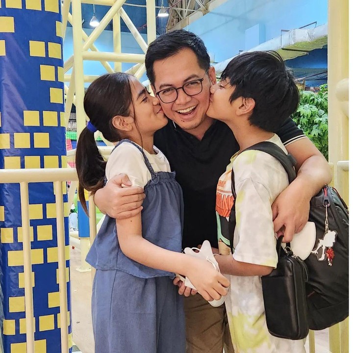 <p>Namun sebelumnya, Tommy Kurniawan telah menjadi ayah untuk dua orang anak. Kedua anaknya, Muhammad Al Fatih Fabrizio dan Naira Syabila Azzahra Kurniawan lahir dari pernikahan Tommy dengan Fatimah Tania Nadira. (Foto: Instagram @tommykurniawann)</p>