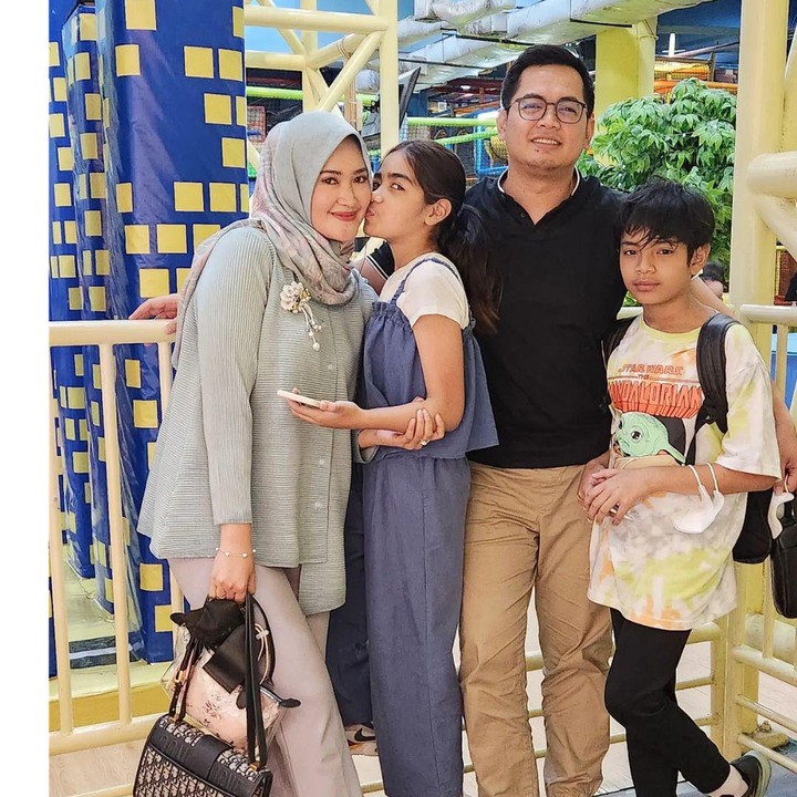 <p>Kini beranjak remaja, Fabrizio dan Naira malah menjadi semakin dekat dengan ibunda. Keharmonisan rumah tangga mereka sering menuai pujian dari warganet. "Masya Allah ibu sambung nya sangat dkat ma anak sambung nya," komentar akun @noviis**** (Foto: Instagram @tommykurniawann)</p>