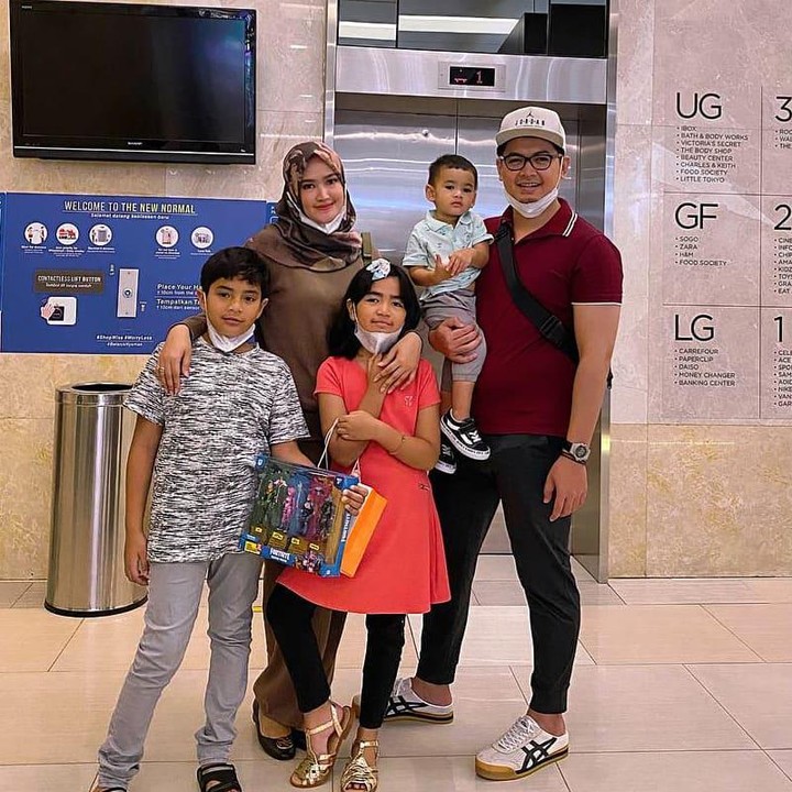 <p>Sejak Tommy menikahi Lisya, Fabrizio dan Naira menjalin hubungan erat dengan ibu sambung mereka. Kedekatan kedua anak Tommy bersama Lisya kerap kali diperlihatkan di media sosial. (Foto: Instagram @tommykurniawann)</p>
