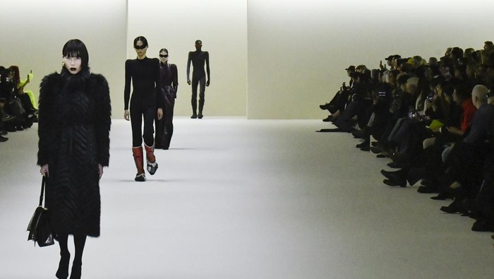 Perdana Usai Kontroversi BDSM, InI 7 Hal Menarik dari Peragaan Balenciaga di Paris Fashion Week