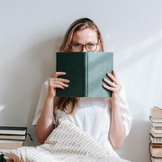 Sederet Manfaat Membaca Buku, dari Mengurangi Stres sampai Melawan Pikun!