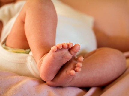 Bayi Jarang Pipis tapi Berkeringat, Normalkah?