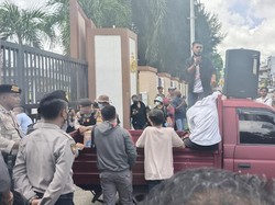 Imam Katolik Diduga Dikriminalisasi, Puluhan Orang Demo di Polda NTT