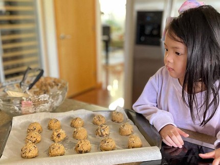 7 Potret Amaira Anak Perempuan Farah Quinn yang Jago Balet hingga Bikin Kue