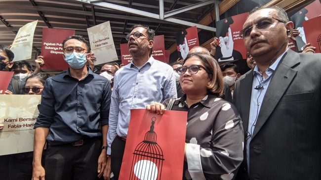 Aktivis HAM Haris Azhar dan Koordinator KontraS Fatia Maulidiyanti tak dilakukan penahanan meski berkas perkara pencemaran nama baik sudah dinyatakan lengkap.