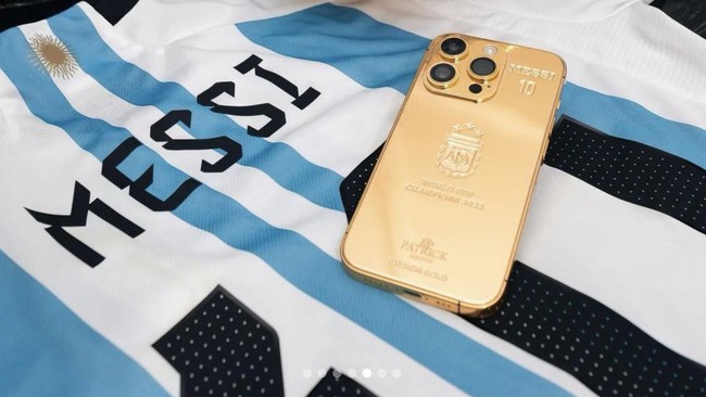 Lionel Messi menghadiahkan iPhone 14 berlapis emas 24 karat buat anggota timnas Argentina usai menjuarai Piala Dunia 2022. Cek spesifikasinya di sini.