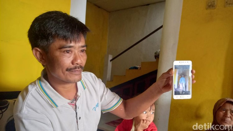 Juju Junaedi (46) suami korban ibu hamil yang meninggal dunia diduga tidak dilayani oleh RSUD Ciereng Subang. Juju Junaedi (46) suami korban ibu hamil yang meninggal dunia diduga tidak dilayani oleh RSUD Ciereng Subang.