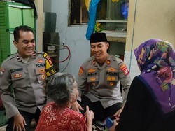 Kapolsek Setiabudi Jenguk Lansia Istri Tukang Parkir Semasa SMA-nya Dulu