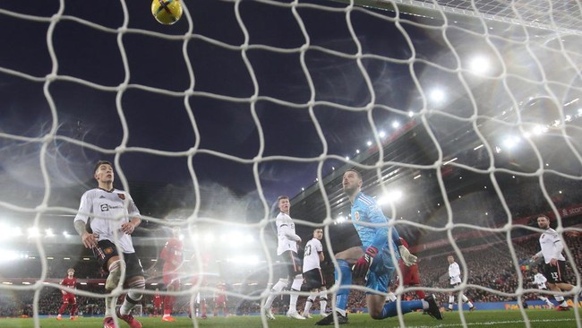 Manchester United sedang terkulai tak berdaya di hadapan Liverpool di Liga Inggris. Mereka kebobolan 21 gol dalam lima laga terakhir di Liga Inggris.