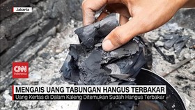 VIDEO: Mengais Uang Tabungan Hangus Terbakar