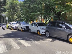 Bandel! Mobil-mobil yang Parkir Sembarangan di Sekitar RSSA Digembok