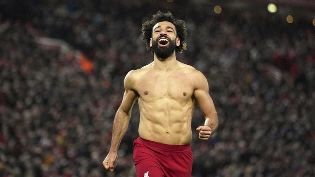 Mohamed Salah mencatatkan dua rekor dalam kemenangan sensasional 7-0 Liverpool atas Manchester United dalam Liga Inggris di Anfield, Minggu (5/3).