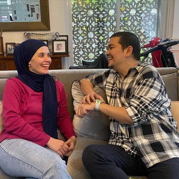 Pelukan Indra Bekti dan Aldila Jelita Usai Sepakat Cerai