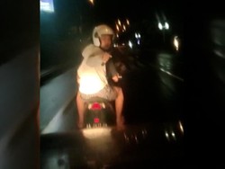 Detik-detik Ngeri Pemotor Bacoki Kap Mobil Lalu Ambruk Ditabrak di Magelang