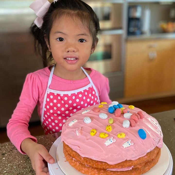 <p>"Dede Yaya jadi chef juga. Selain pinta, cantik, juga harus ramah seperti mommy-nya. Semangat ya buat Dede Yaya <em>luv u</em>," kata seorang netizen. "<em>Nice, the next chef like mom</em>," tutur netizen lainnya. (Foto: Instagram: @farahquinnofficial)</p>