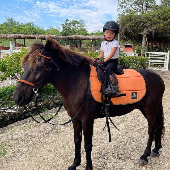 <p>Selain itu, Yaya juga gemar menunggangi kuda. Yaya terlihat gembira ketika menaiki kuda cokelat berukuran kecil. Yaya bahkan mengenakan atribut lengkap mulai dari sepatu hingga helm. (Foto: Instagram: @farahquinnofficial)</p>