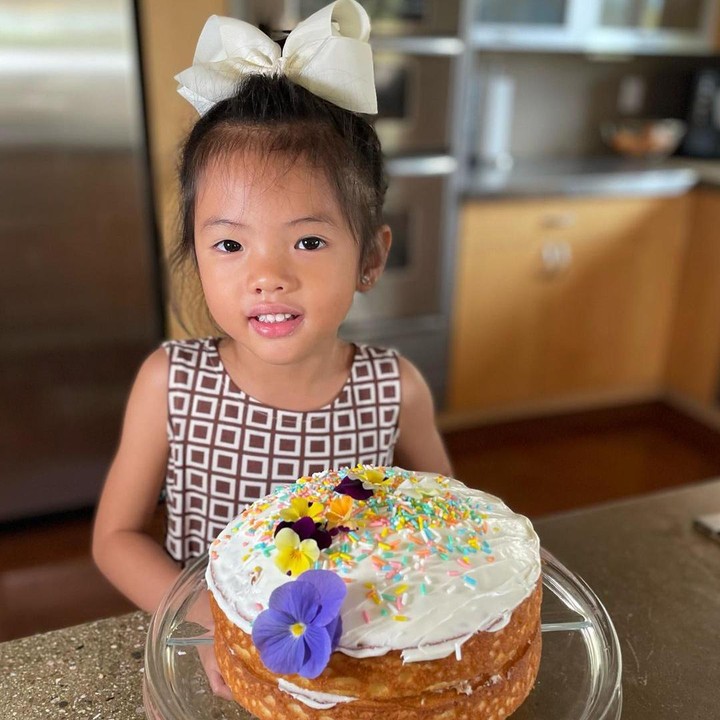 <p>Sama seperti sang Bunda, Yaya juga sudah mulai gemar 'bermain' di dapur, nih. Dalam beberapa kesempatan, Yaya terlihat asyik membuat kue ulang tahun untuk sang Bunda. (Foto: Instagram: @farahquinnofficial)</p>