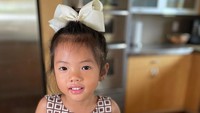 <p>Sama seperti sang Bunda, Yaya juga sudah mulai gemar 'bermain' di dapur, nih. Dalam beberapa kesempatan, Yaya terlihat asyik membuat kue ulang tahun untuk sang Bunda. (Foto: Instagram: @farahquinnofficial)</p>