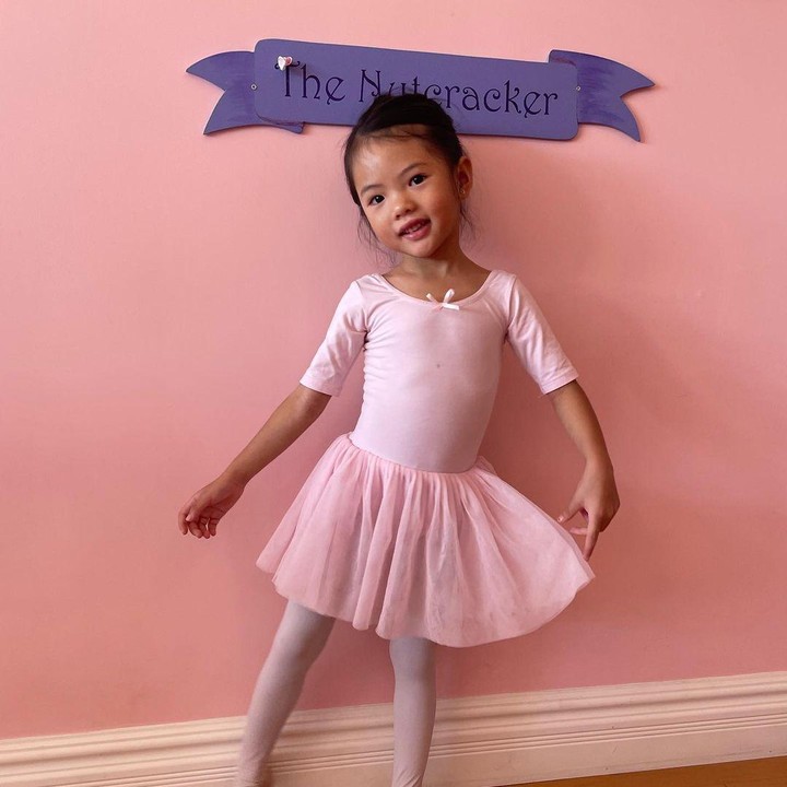<p>Farah kerap membagikan kegiatan Yaya ketika berlatih balet. Ia terlihat cantik dan menggemaskan ketika mengenakan baju balet warna merah muda dengan rambut yang dicepol tinggi. (Foto: Instagram: @farahquinnofficial)</p>